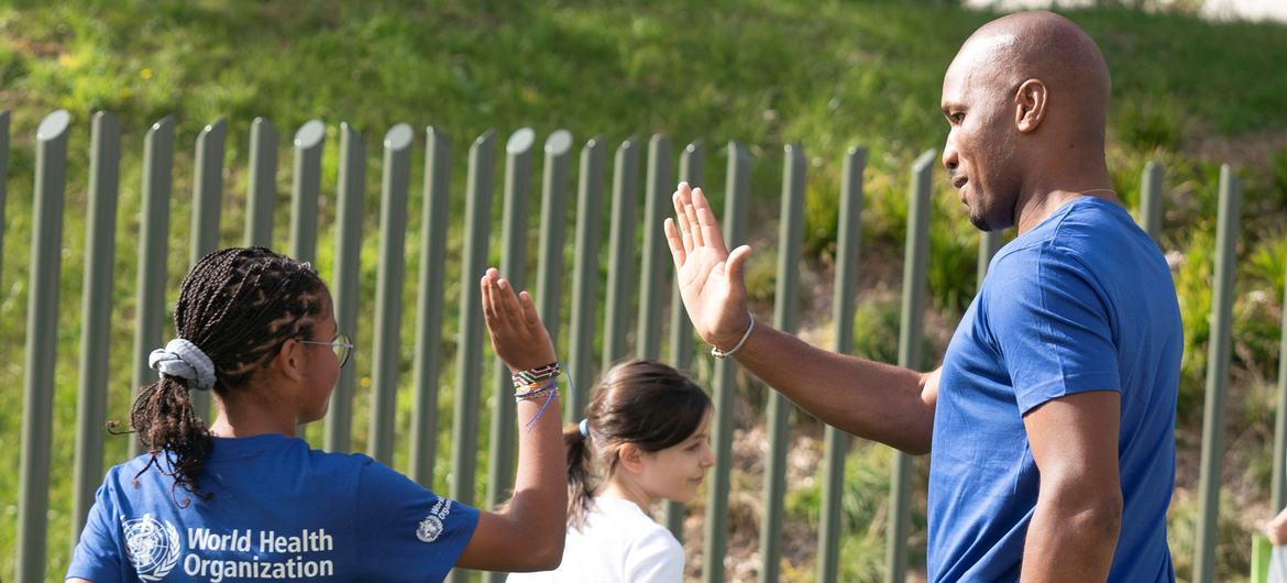 Coupe du monde de football : l'OMS et la FIFA lancent une campagne pour encourager les jeunes à être actifs